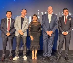 Roberto Falconí, director Estratégico de Epicentro; Jesús Cochegrús, director Emotion Interactive; Katherine Miño, CEO de Puntonet; Joseph Parrish, ex director Programa de Exploración de Marte – Nasa/JPL; y Eddy Barbosa gerente de Negocios Corporativos Puntonet