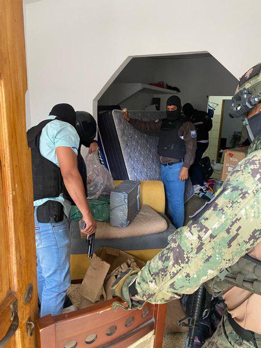 $!Casa de alias Fito fue allanada por militares y policías: así se ejecutó el operativo en Manta