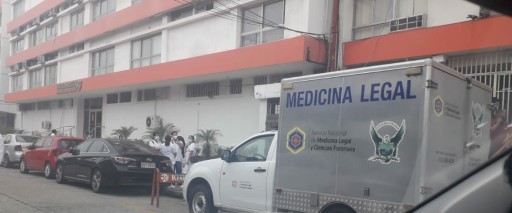 Asesinaron a una mujer dentro de una clínica en Guayaquil