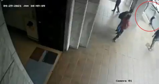 Roban alta suma de dinero a una mujer afuera de una entidad financiera en Guayaquil