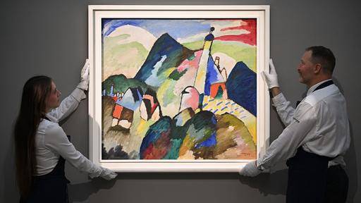 La obra Murnau Mit Kirche II de Wassily Kandinsky, que perteneció a una alemana judía asesinada por los nazis, alcanzó un precio récord en una subasta en Londres, al venderse por 41,8 millones de euros.