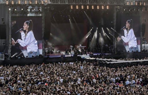 Ariana Grandes canta en Manchester en honor de las víctimas de atentado