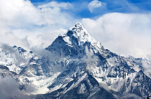 Determinan que el Everest mide 86 centímetros más que antes