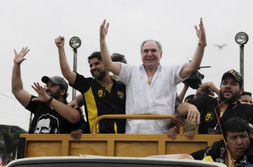 Abdalá Bucaram se da baño de multitudes en Guayaquil