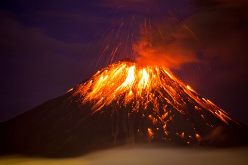 Explosiones e incandescencias en el volcán Tungurahua