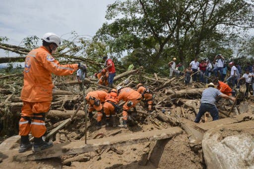 Rescatistas buscan por tierra, agua y aire a desaparecidos en Mocoa