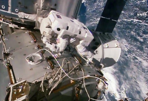 Astronautas instalan un muelle en la Estación Espacial