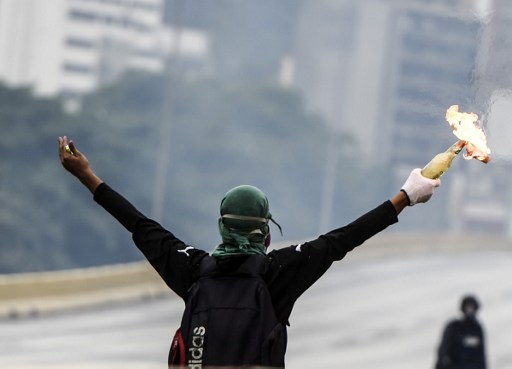 Protestas se detienen por un día en Venezuela y se elevan a seis los muertos