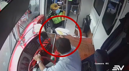 Videos captan presuntos sobornos a agentes para evitar la revisión de buses