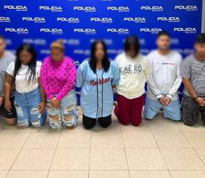 Fotografía que muestra a los detenidos bajo custodia policial.