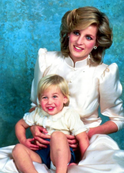 El conmovedor momento cuando el príncipe William le retocó el maquillaje a su madre, la princesa Diana