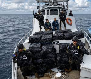 En la embarcación viajaban dos presuntos narcotraficantes de nacionalidad ecuatoriana.