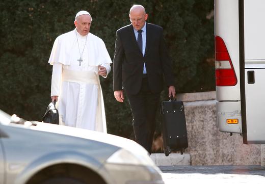 Dimite jefe de seguridad del papa tras filtración confidencial