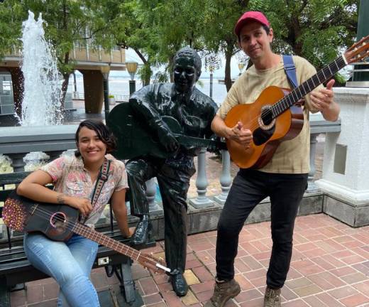 La pareja de músicos que recorre Suramérica en una Van, están en Ecuador