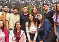 Fotografía que muestra al presidente de Ecuador, Daniel Noboa, y el ministro de Trabajo, Harold Urbano, junto a jóvenes beneficiados por la plaaforma Encuentra Empleo.