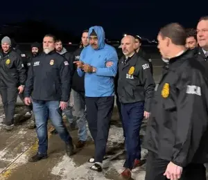 Fotografía que muestra al presidente de Venezuela, Nicolás Maduro (c), escoltado por agentes de la Administración para el Control de Drogas (DEA) tras su captura, el pasado 4 de enero en Nueva York.