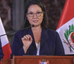 Fotografía cedida por Presidencia de Perú que muestra a la mandataria Keiko Fujimori hablando en el Palacio de Gobierno este viernes en Lima, Perú.