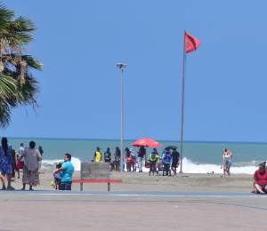 Fotografía referencial que muestra una bandera roja en una playa de Manabí.