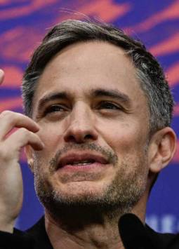 El actor mexicano Gael García Bernal asiste a una rueda de prensa para la película Another End presentada en competición de la 74ª Berlinale, el primer gran festival de cine del año en Europa, el 17 de febrero de 2024 en Berlín.