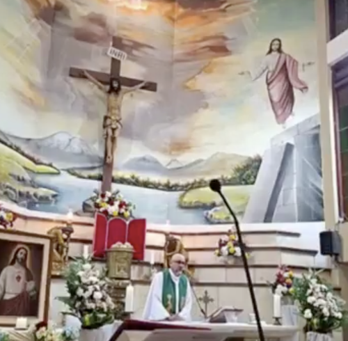 Una pesada cruz se desprendió del altar y cayó sobre el sacerdote.