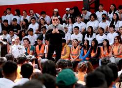 Fotografía en la que el presidente de Ecuador, Daniel Noboa, se dirige en Santo Domingo de los Tsáchilas a cientos de beneficiarios de 'Jóvenes en Acción'.