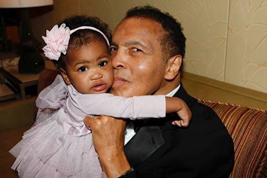 Laila Ali comparte una conmovedora foto de su padre con su nieta