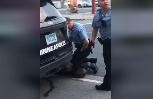 Video capta a policía asfixiando a un afroamericano desarmado en EEUU