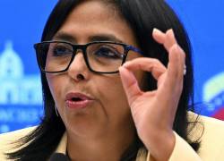 Combo de fotografías que muestra al presidente de Estados Unidos, Donald Trump, y a la presidenta interina de Venezuela, Delcy Rodríguez.