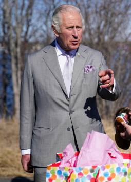 El Príncipe Carlos de Inglaterra durante su visita a Ice Road en Yellowknife, Canadá, realizada como parte de la celebración del jubileo de la reina Isabel II. En el evento se habló sobre el impacto del cambio climático y la importancia de las iniciativas a favor de los pueblos indígenas.