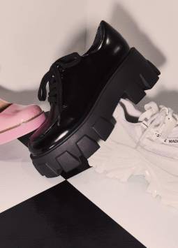 El estilo disruptivo es una muestra de las propuestas de la firma de zapatos y accesorios Steve Madden para su colección primavera-verano.