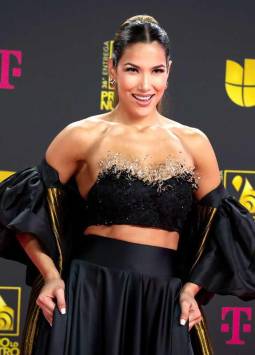 La actriz y presentadora ecuatoriana, Alejandra Jaramillo posa en la alfombra magenta de la 36 edición del Premio Lo Nuestro de la música latina, evento celebrado en el Centro Kaseya de Miami, Florida.