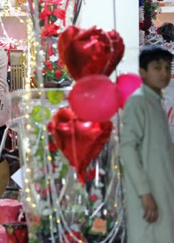 En Afaganistán una mujer compra un detalle por el Día de San Valentín, una fecha que se había popularizado en este país, pero que actualmente el ministerio de Prevención del Vicio y Promoción de la Virtud ordena evitar celebrar la Fiesta de los Enamorados.