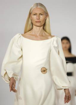 Una modelo presenta una creación de Otoño-Invierno 2023-2024 de la firma Chloe durante la Semana de la Moda de París.