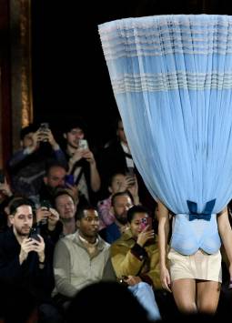 Una modelo muestra una de las creaciones de Viktor &amp; Rolf durante la pasarela de Alta Costura en la Semana de la moda de París.