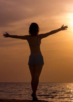 A través de la exposición del sol, en los horarios recomendados por los dermatólogos, el cuerpo produce la vitamina D.
