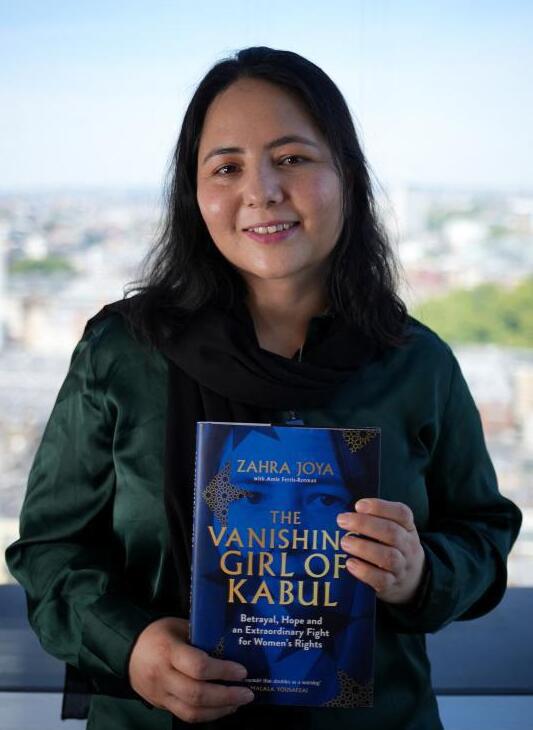 $!La periodista afgana Zahra Joya posa para una fotografía tras una entrevista con AFP en Londres, el 14 de agosto de 2026.