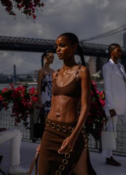 Los modelos presentan diseños del diseñador de moda estadounidense Michael Kors durante su desfile de la Semana de la Moda de Nueva York en el distrito de Brooklyn de la ciudad de Nueva York.