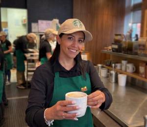 Foto referencial de barista de Starbucks con composición realizada por Gemini