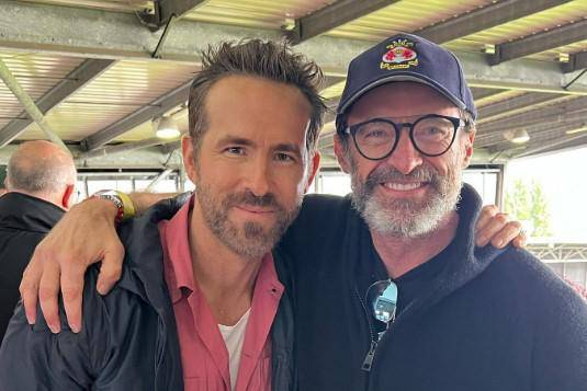 Hugh Jackman busca apoyo en Ryan Reynolds tras anunciar su separación