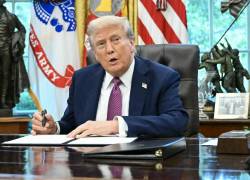 El presidente de Estados Unidos, Donald Trump, firma órdenes ejecutivas junto al secretario de Defensa, Pete Hegseth, en la Oficina Oval de la Casa Blanca en Washington, DC, el 5 de septiembre de 2025.