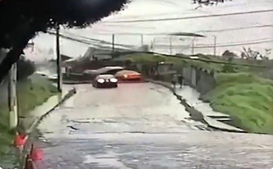 Momento en el que un aluvión impacta en la cancha de La Comuna, en Quito.