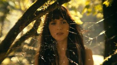 Dakota Johnson refresca el universo de Marvel con una heroína clarividente en "Madame Web" Dakota Johnson refresca el universo de Marvel con una heroína clarividente en "Madame Web"