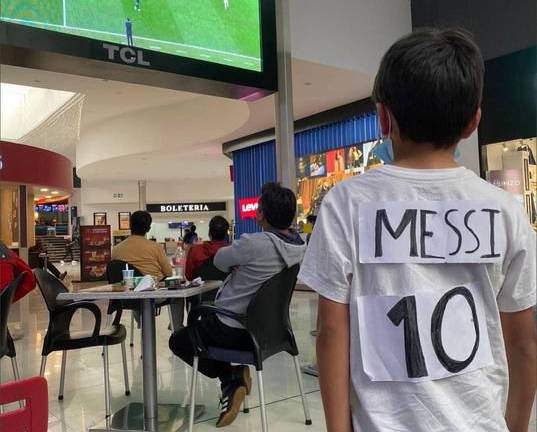 Un niño de Cuenca protagonizó emotiva foto en la que observa a Messi jugando con el 10 y su nombre pegados en su espalda