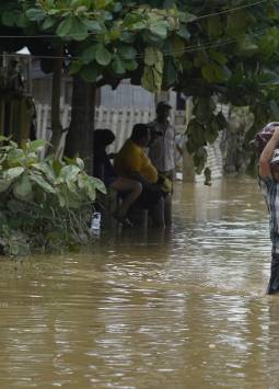 Personas evacuando sus hogares debido a las inundaciones.