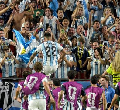 Lautaro Martínez, celebra tras marcar el tercer gol de su equipo durante el partido de cuartos de final del Mundial de fútbol de 2026 entre Argentina y Suiza.