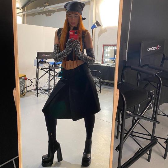 $!Dua Lipa utilizando los zapatos de Versace.