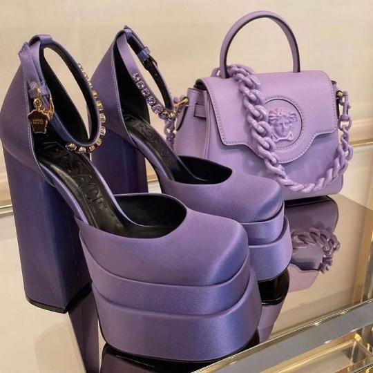 $!Los zapatos de Versace se han convertido en los favoritos de la red social.