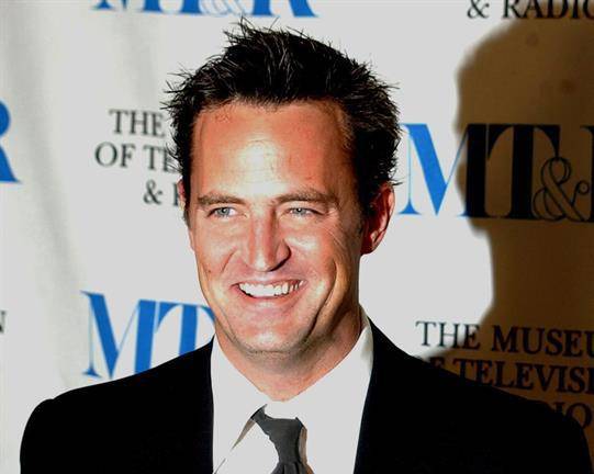 Matthew Perry participó en los más de 200 episodios junto con el resto de amigos, interpretados por Jennifer Aniston, Courteney Cox, Lisa Kudrow, Matt LeBlanc y David Schwimmer.