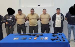 Fotografía que muestra a los cuatro detenidos en el operativo.