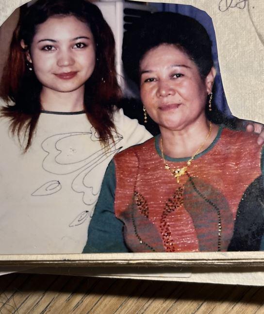 $!Nuria con su madre en un retrato en 2006 cuando aún vivía en Xiangiang, China.